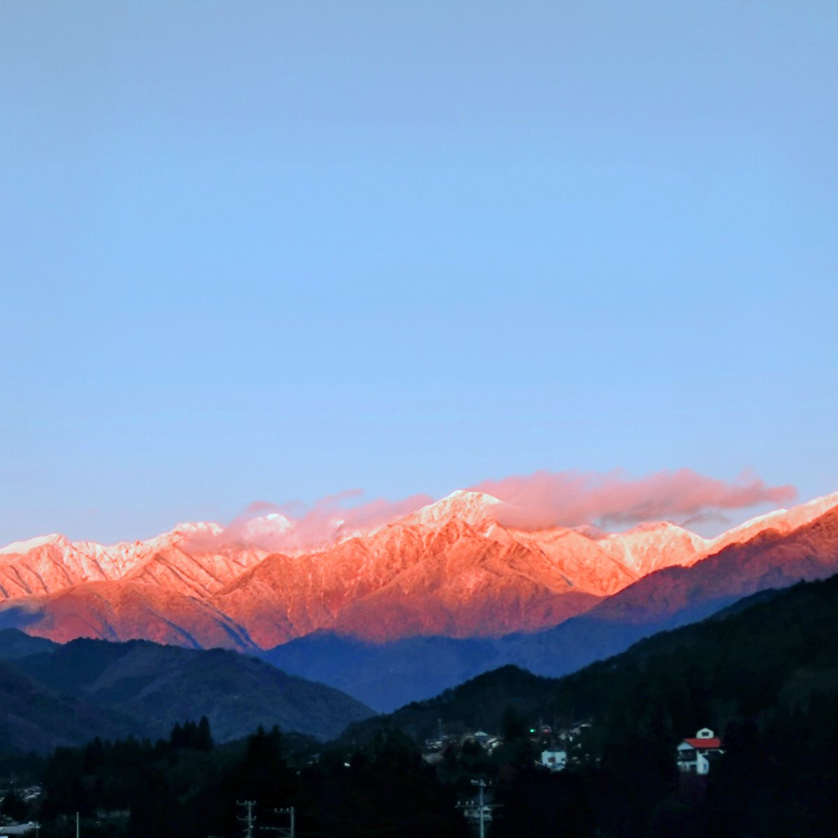 aterasou's tweet photo. あてら荘の駐車場から見られる16:30頃の中央アルプス。
雪の稜線と、夕日の光を浴びて赤く染まる様子は、この時期のこの時間に少しの間だけ見られる特別な美しさです。
#長野の絶景 #夕焼け #特別な瞬間 https://t.co/863leecasR