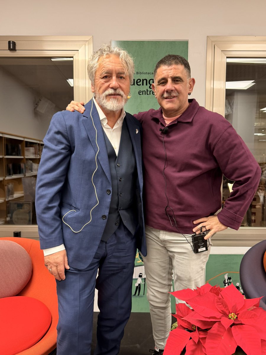 biblifuengirola's tweet photo. Iniciamos el mes de diciembre con uno de los #EncuentrosConAutor más esperados del ciclo #FuengirolaEntreLetras: la visita de #ManuelRivas
Escucharlo leer su novela y su poesía ha sido un auténtico privilegio. 

#bibliotecas
#fuengirolalectora #lecturainfinita @librolecturagob https://t.co/10pnxP65f3