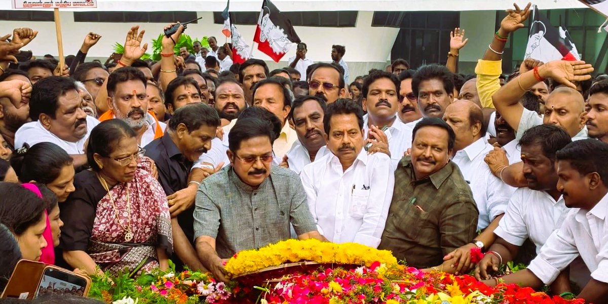 TTVDhinakaran's tweet photo. தமிழக மக்கள் தான் என் குடும்பம்... தமிழக மக்களின் நலனே எனது நலன் என சூளுரைத்து, மக்களின் நல்வாழ்வுக்காக தன் வாழ்க்கையை அர்ப்பணித்த  மாபெரும் ஆளுமை, இந்தியாவின் முதன்மை மாநிலமாக தமிழகத்தை உயர்த்திக் காட்டிய உன்னதத் தாய், அகிலமே வியந்து பாராட்டும் அளவிற்கு மக்கள் நலத்திட்டங்களை செயல்படுத்திய நமது இதயதெய்வம், புரட்சித்தலைவி அம்மா அவர்களின் 9 ஆம் ஆண்டு நினைவு தினம் இன்று...

எதுவரினும்  அதனை துணிச்சலுடன் எதிர்கொண்டு, இந்திய அரசியலில் இரும்புப் பெண்மணியாய் வலம் வந்த இதயதெய்வம் புரட்சித் தலைவி அம்மா அவர்கள் காட்டிய பாதையில் தொடர்ந்து பயணித்து, அவரது லட்சியத்தையும், கொள்கைகளையும் மீட்டெடுத்து மக்கள் விரும்பும் நல்லாட்சியை தமிழகத்தில் அமைத்திட  நாம் அனைவரும் இந்நாளில் உறுதியேற்போம்.