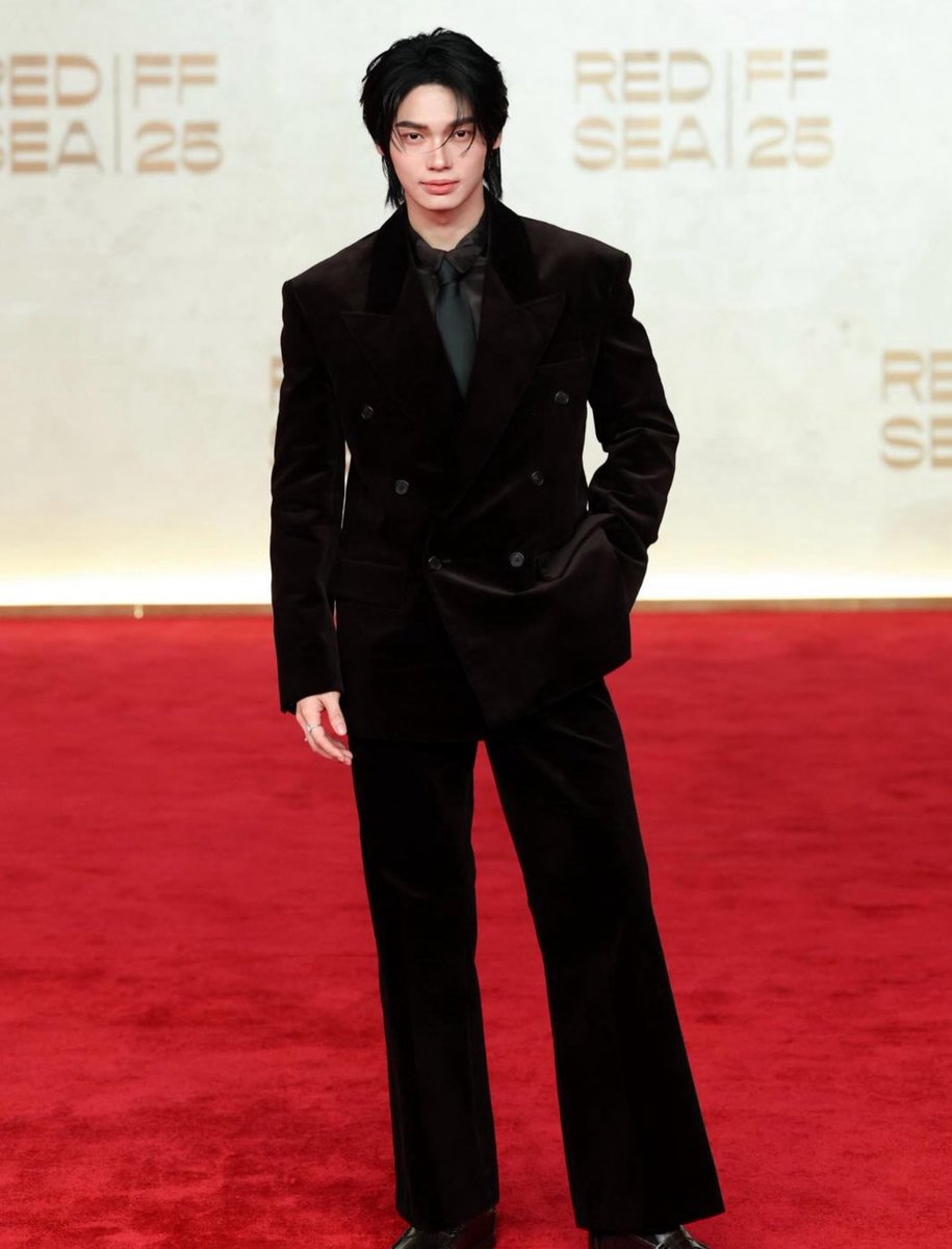 หล่อทุกองศา! เสิร์ฟความหล่อของหนุ่ม #วินเมธวิน ร่วมเดินพรมภายในงาน  Red Sea International Film Festival 2025 ที่จัดขึ้นเมื่อค่ำคืนที่ผ่านมา ณ Jeddah, ซาอุดีอาระเบีย เรียกว่ามาในลุคสูทตัวใหม่แมตช์เข้าคู่กันเลยทีเดียว 💚

#RedSeaIFF25xWIN
#winmetawin
#RedSeaIFF25 #RedSeaIFF