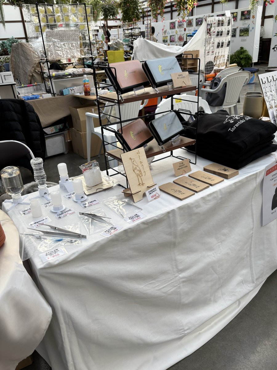 lamellam2025's tweet photo. 設営完了しました！
ハシビロコウグッズは木製スマホスタンド、ポチ袋
ギリギリですが、明日到着予定の珪藻土コースター、スレートコースターをご用意しています。
温室内で広々とした休憩スペースもございます。
花鳥園とえきぞ万博どっちも楽しめて最高😆
明日お待ちしてます✨
#掛川花鳥園 https://t.co/K7RxJnJaZW