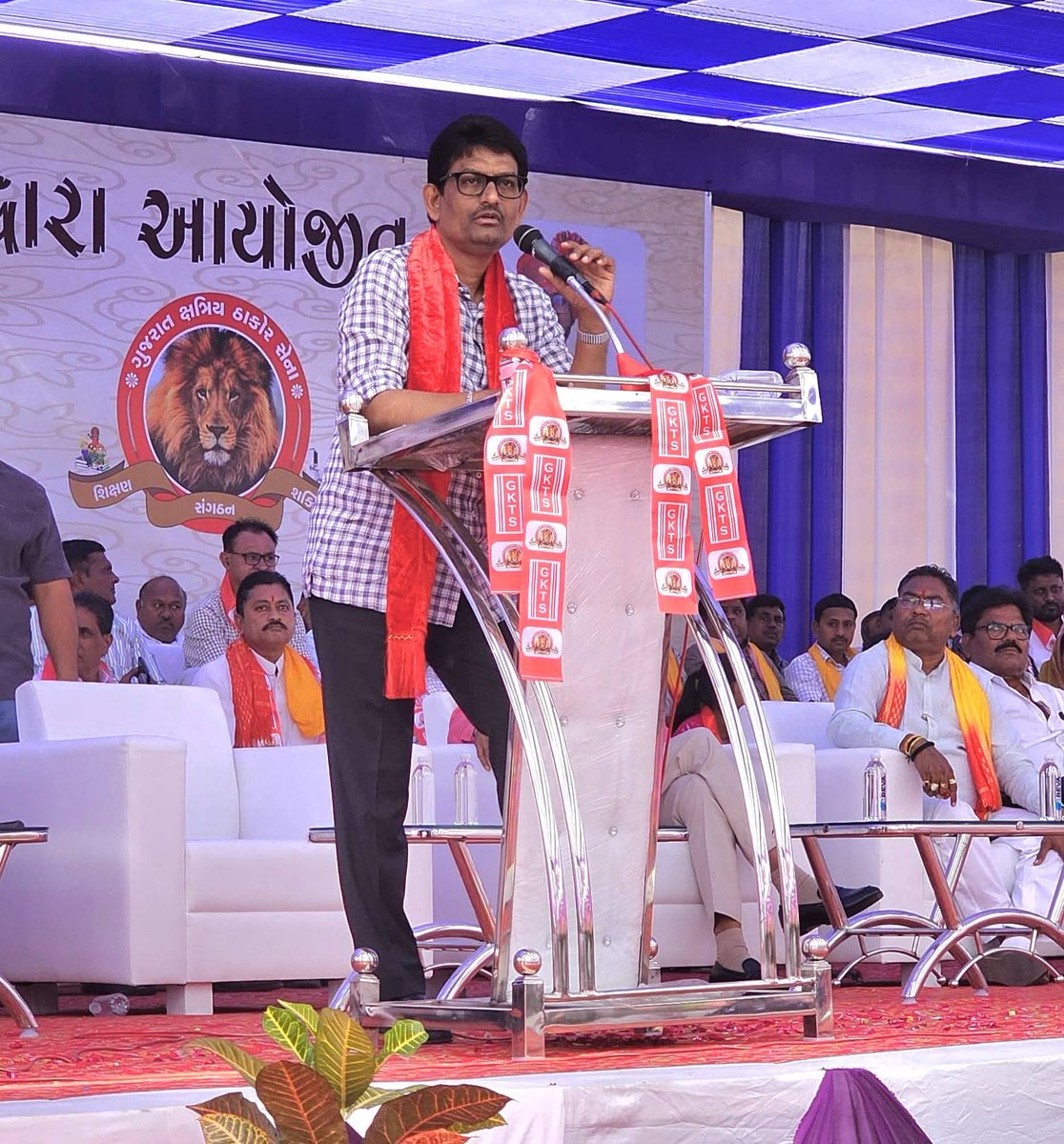 RatujiThakorBjp's tweet photo. #ગાંધીનગર_સમૂહ_લગ્ન_મહોત્સવ
ગાંધીનગર તાલુકા ક્ષત્રિય ઠાકોર સેના દ્રારા આયોજીત દ્રિત્રિય સમૂહ લગ્ન મહોત્સવમાં ઠાકોર સેના પ્રદેશ અઘ્યક્ષશ્રી @AlpeshThakor_ જી ઉપસ્થિત રહી નવદંપતિઓને આશીર્વાદ આપ્યા
#Thakorsena #GKTS #Gkts_Gujarat #AlpeshThakor #GktsGandhinagar
#ratujithakorkankrej https://t.co/QOuXiz6ZJN