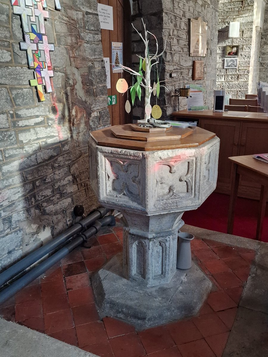StroudStory's tweet image. Nice simple little C15th #FontsOnFriday from Woolavington, #Somerset, complete with quatrefoils, topped with a prayer tree. Very plain church, but felt well-loved.

(Nb, no 🧯 but there is a fire exit, in case...)