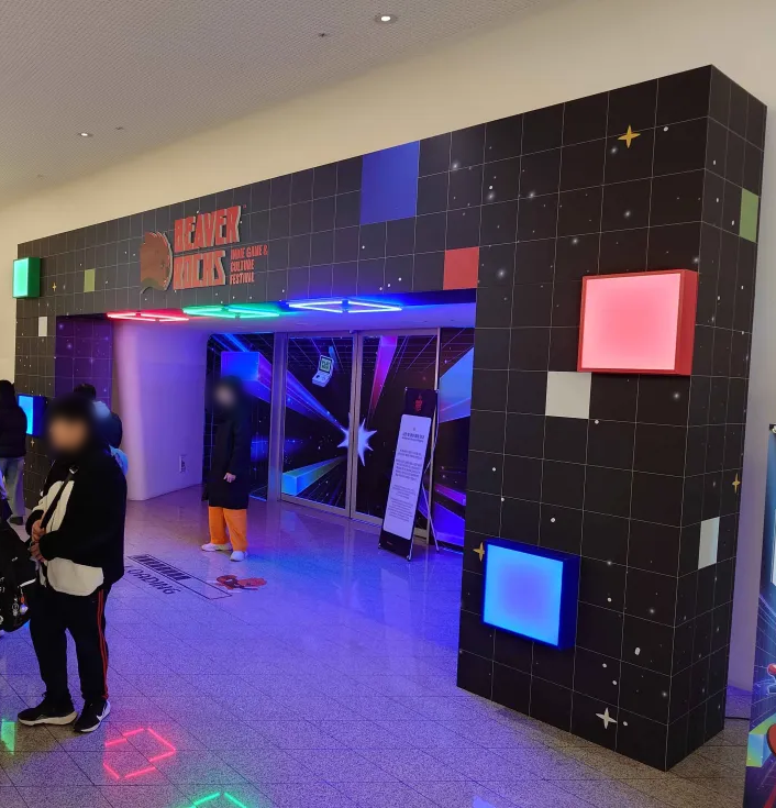 HYPERREAL_jp's tweet photo. 【BEAVER ROCKS 2日目！】

📍DDP アートホール1にて2タイトル試遊・展示中！
　B-15 『SAEKO: Giantess Dating Sim』ブース
　R-1 『SKY THE SCRAPER』ブース

ぜひお立ち寄りください。
#saekogame #SKYTHESCRAPER