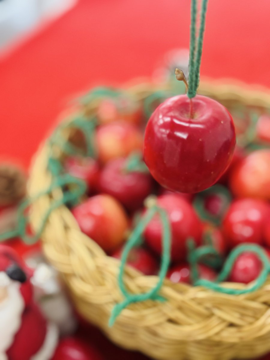 クリスマスツリー🎄に吊るす用に、ちょっと磨いてから毛糸を付けました