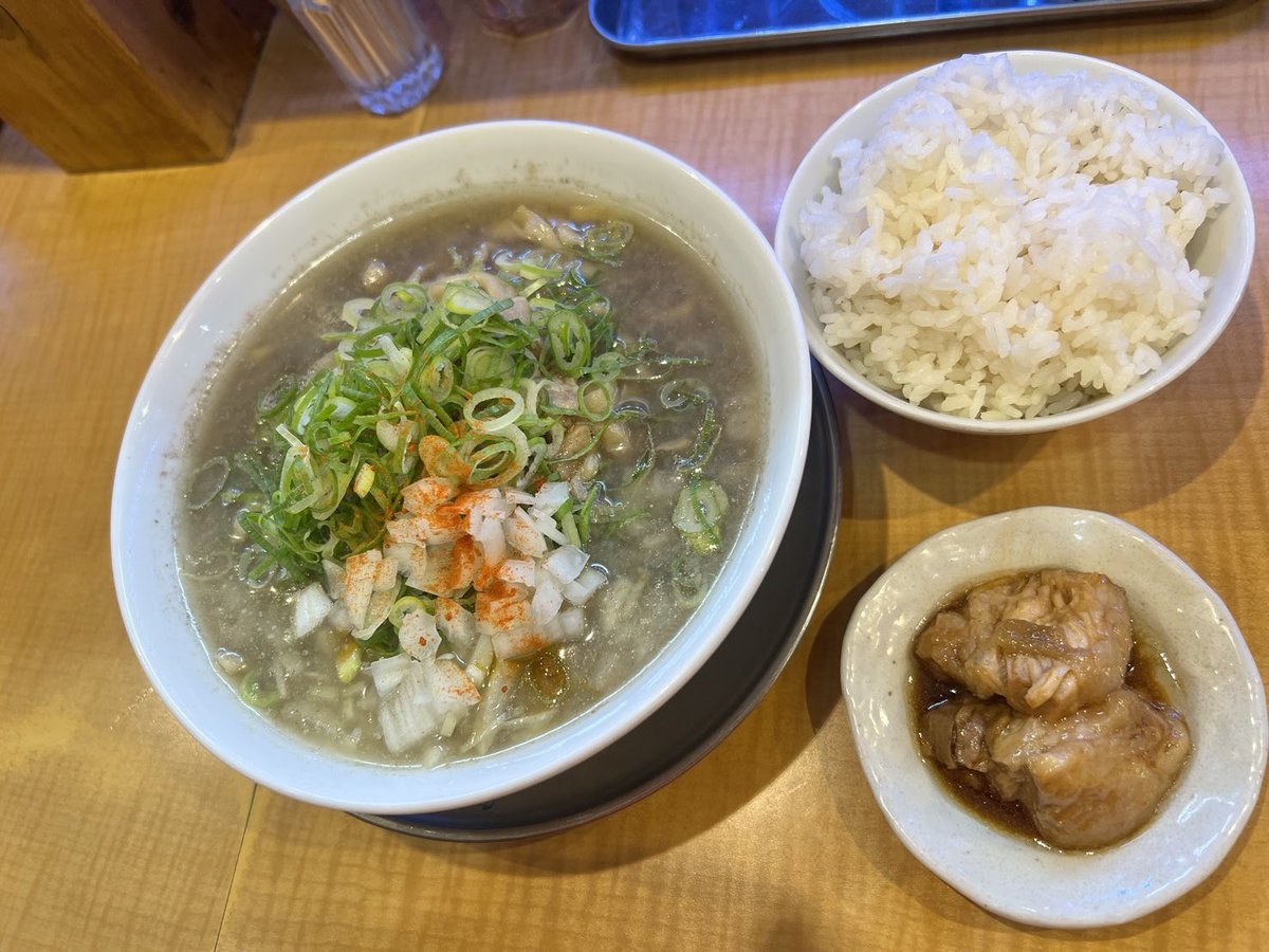 UUFUUSHIN_RAMEN's tweet photo. 明日から…ウチのつけ麺のシルク麺で🍜…

九段 井さいから
『極 ネギにぼ中華そば🍜 』
(極太)を発売致します🍜
テーマは…
麺と漢は太くて、コシの強い方がイイです❣️

たぶん(*´°∀°`)東京には無いタイプのラーメンだと自負しております❣️
🍜ﾗｰ̤̮ﾒﾝ

ぜひお近くの際はお立ち寄り下さいませ
m(_ _)m