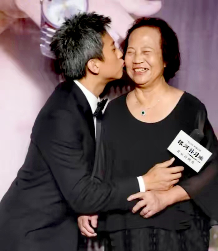 ZTfFYnkma3PQ82T's tweet photo. 刚才地铁上帮陌生爷爷提了重物，他笑着塞给我一颗薄荷糖，风里都是甜的～小事藏着小温暖呀 https://t.co/gUiBWS4zkP