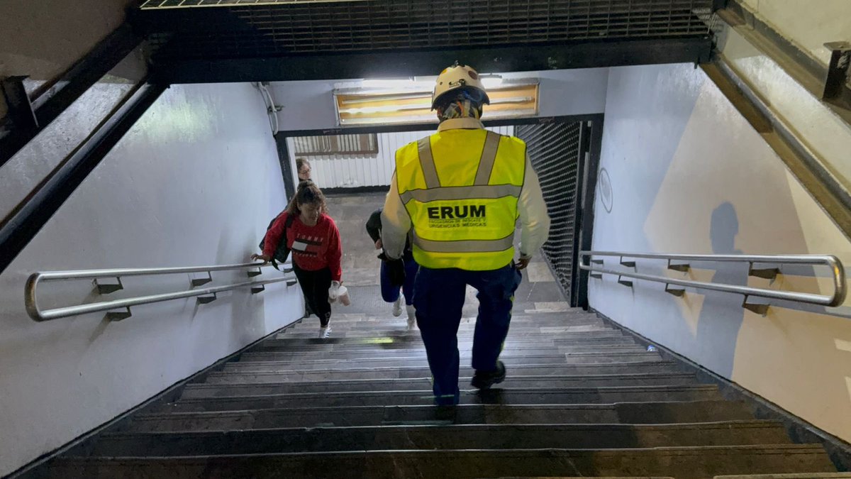 NotMax_Oficial's tweet photo. Se reanuda el servicio en Línea 3 del Metro CDMX, estación Hidalgo, tras las labores de rescate del cuerpo de una mujer que fue arrollada por un tren. Autoridades continúan con las investigaciones.

#MetroCDMX #CDMX #Transporte https://t.co/s64il4tkY3