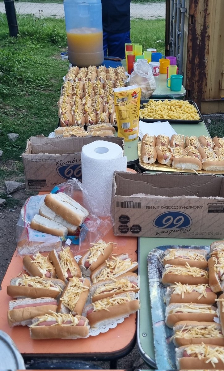 hagovspinetta's tweet image. Hoy cerramos el año en el merendero y le hicimos panchitos a los chicos, estaban felices los loquitos.