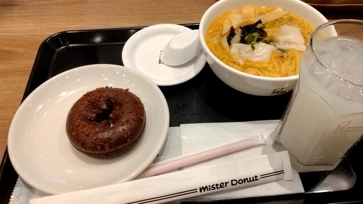 今日は汁そばやめて、餃子麺だって😄
生姜？きいてて美味しい😋辛いの全然ダメな菊でもギリイケる辛さ