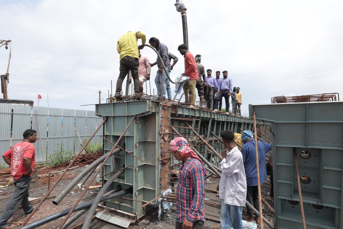 lkatheeq's tweet photo. Connecting Sultan Batery to Thannirbavi with a bridge over the Gurupur river of Mangaluru has been a long pending demand of the local fishermen community. This will significantly reduce the distance from the city to Thannirbavi.

Construction work by Mangaluru Smart City in progress. Here are some pics. Hope to complete by June 2026.