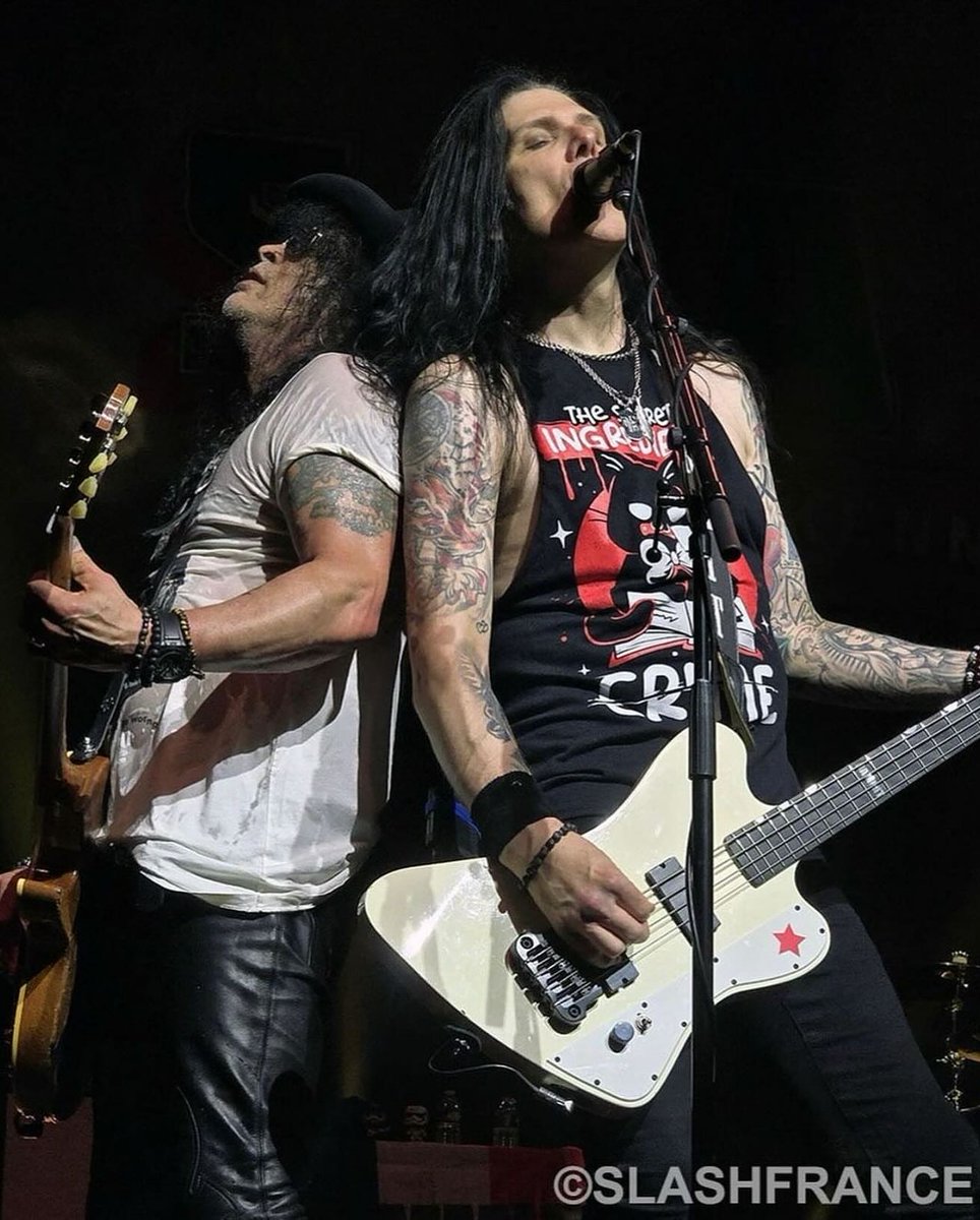 Bon anniversaire au bassiste des Conspirators ! // Happy birthday Todd Kerns ! #SMKC #RnFnR 🤘