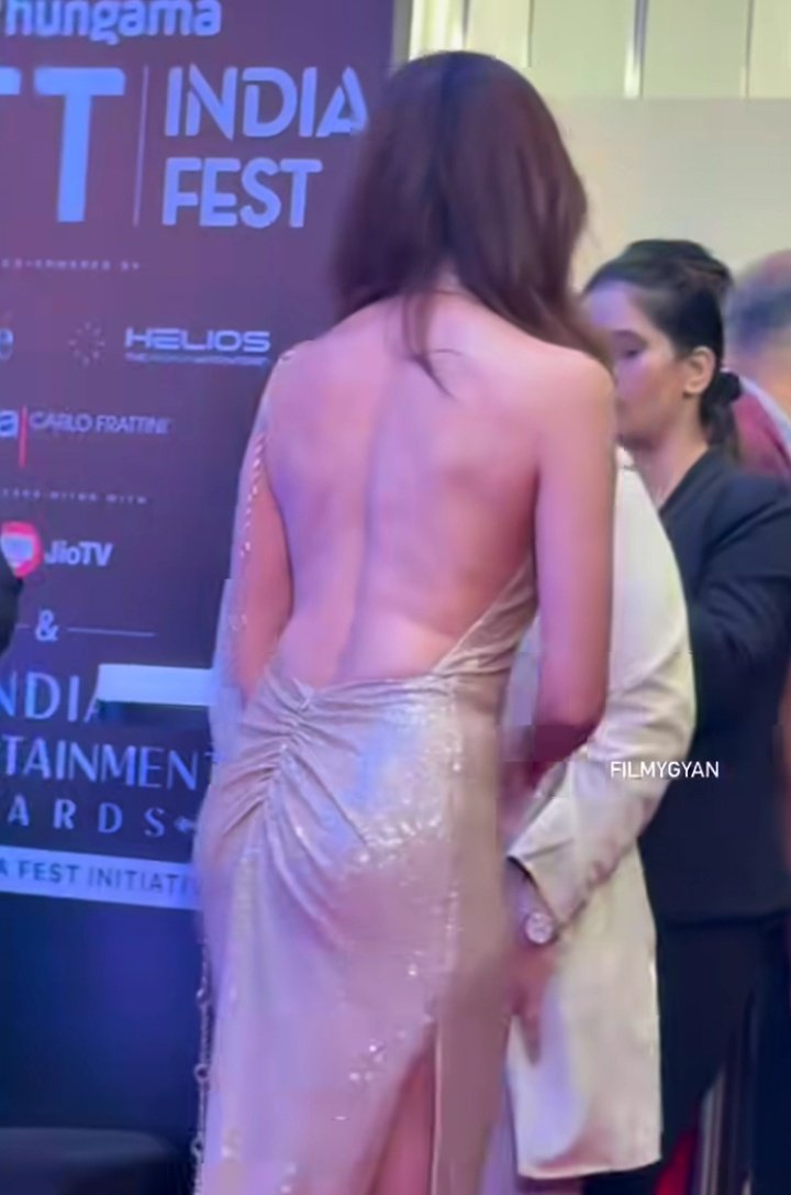 Kriti Kharbanda in backless ufff…..totally unexpected🥵🥵
