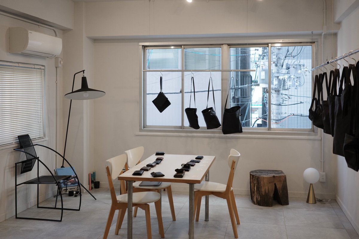 chamoto_m's tweet photo. 本日12月5日(金)より4日間、大阪 / 本町、hamada rie gallery / spaceにて今年最後のポップアップとなります。

ポップアップでは、定番ラインの小物やバッグを中心に、限定の革や一点ものもご用意ておりますのでぜひお立ち寄りください。

osaka
pop up
大阪市西区阿波座1-14-15 三和ビル阿波座3F
hamada rie gallery / space
12.5.fri 〜 12.8.mon
11:00 - 19:00

” シンプルで余白のあるもの”
をコンセプトに1枚の革を折り、最小限の縫製で構築する。
無駄を削ぎシンプルな中に機能美と遊びを内包したミニマルなデザインを形にしています。
