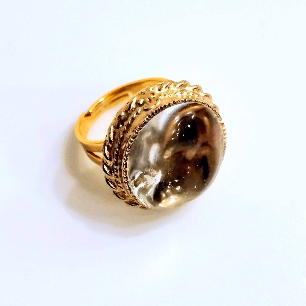 ヴィンテージのガラスとメタルを使用したシャネルのボタンリング。店頭