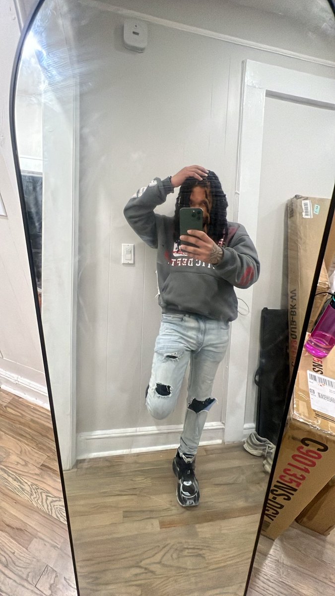 Edai____'s tweet photo. I been had my foot on the gas ⛽️ im tryna put that shit to the flo👣🥷🏽🩸 https://t.co/ZkaSFi90Mr
