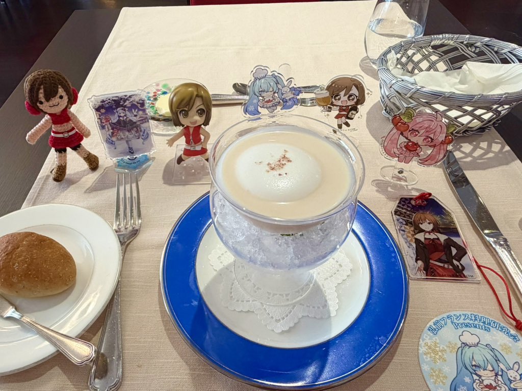 ヨーロッパ天使とドラゴンのクリームテーブルデコレーション レストラン山崎さんの雪ミクりんごランチ美味しかったー♪ 😋🍴 りんご