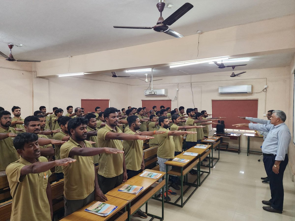 STAOdisha's tweet photo. 𝐒𝐤𝐢𝐥𝐥𝐞𝐝 𝐇𝐚𝐧𝐝𝐬, 𝐒𝐚𝐟𝐞 𝐑𝐨𝐚𝐝𝐬
With every training cycle across Odisha’s IDTRs, SuVahaks continue to strengthen the State’s resolve for safer roads as they are trained to remain committed to responsible driving.
#IDTR #SuVahak #RoadSafety #Training #Odisha https://t.co/TX5jI6Lkzh