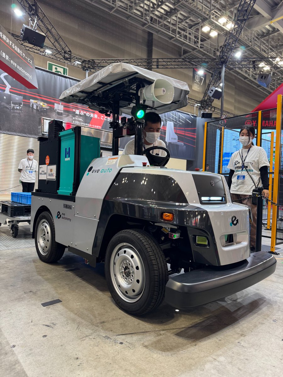 AutonomyEve's tweet photo. 【#国際ロボット展 3日目】
会期後半に入り、今日もプレゼンのたびに多くの方が立ち寄ってくださり盛況が続いています！
参考展示の“自動連結・後方安全・幅寄せ機能”にも技術相談が増えてきました。
午後も東7ホールでお待ちしています!!
#eveautonomy #eveauto #AGV https://t.co/IoIi2nHpDv