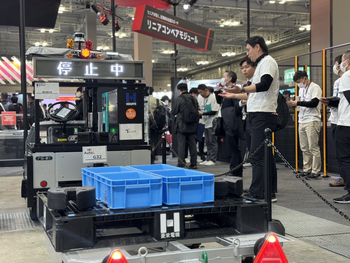 AutonomyEve's tweet photo. 【#国際ロボット展 3日目】
会期後半に入り、今日もプレゼンのたびに多くの方が立ち寄ってくださり盛況が続いています！
参考展示の“自動連結・後方安全・幅寄せ機能”にも技術相談が増えてきました。
午後も東7ホールでお待ちしています!!
#eveautonomy #eveauto #AGV https://t.co/IoIi2nHpDv