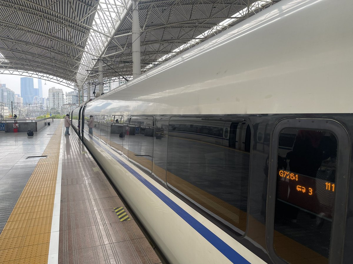Mad rush to the train station and it’s onward to Suzhou to meet an old friend. 

And what are the chances that 10 people seated around in the carriage are all Singaporeans? 🇸🇬 The accent is obvious everywhere! 😆 Chatting with the little girl beside me whom I agreed to entertain