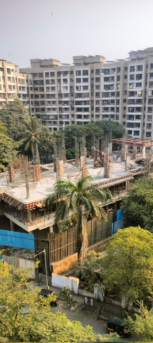 deathmagnetic93's tweet photo. Hey @mybmc @mybmcWardL, the ongoing school building construction is causing heavy dust and pollution across the area. Basic safety norms aren’t being followed. Why isn’t the site covered with green netting as required? This is a serious public health concern.@mashrujeet @zoru75 https://t.co/x14waizcC0
