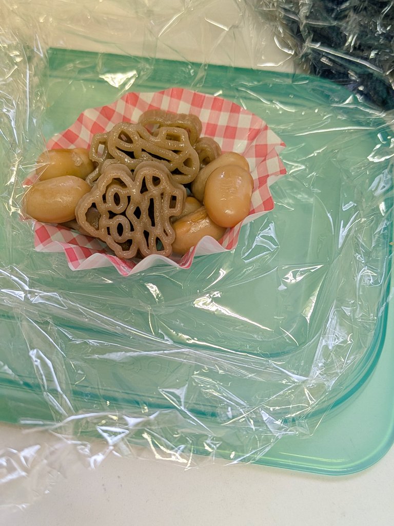 弁当に入れて持ってきたらこうです。土偶と目が合う