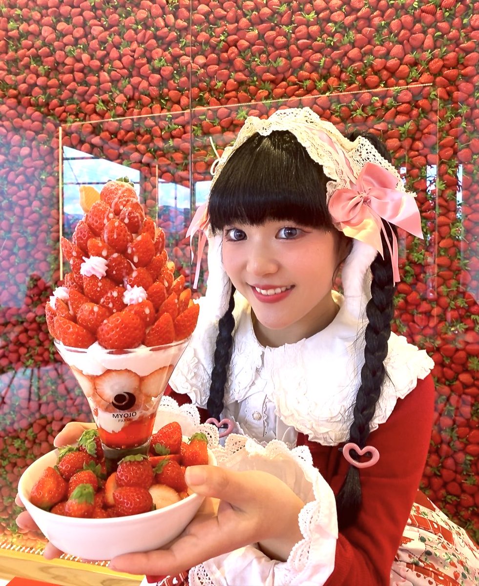 越前市にある農家さん。明城ファームさんのキングいちごパフェを食べ