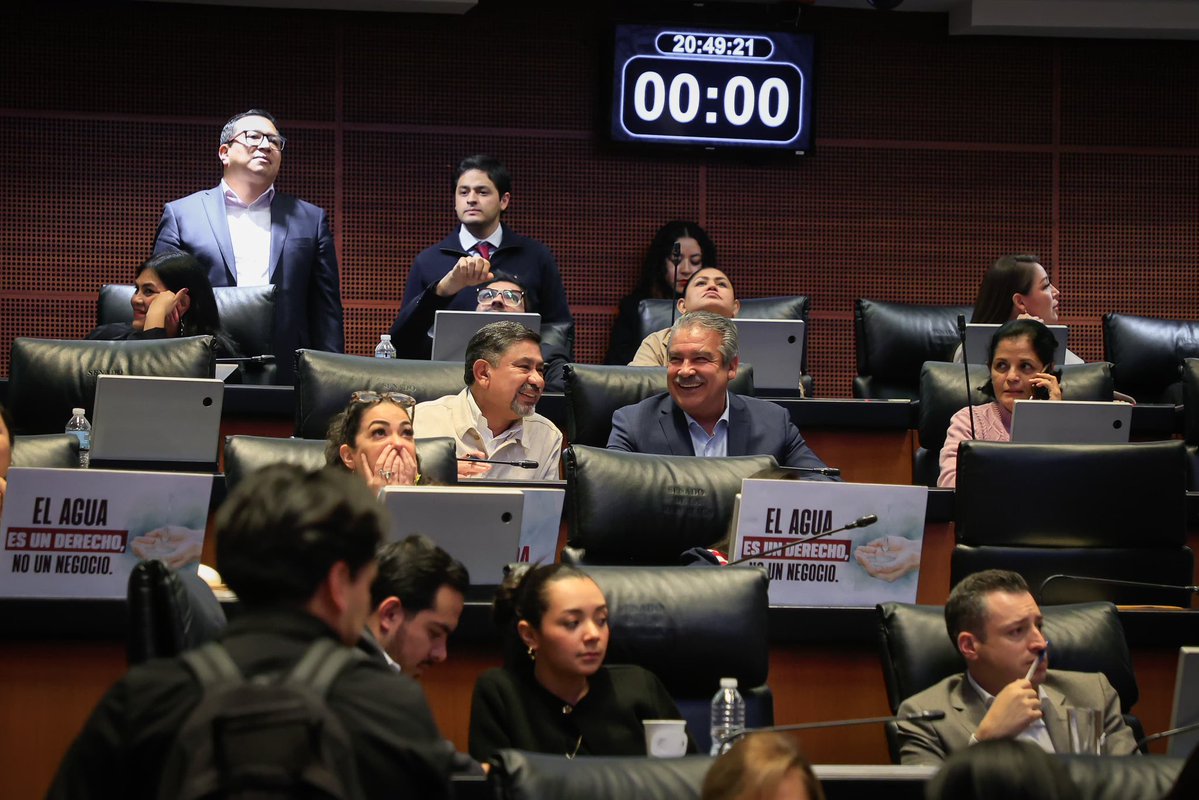 En el Senado de la República aprobamos la Ley General de Aguas, resultado de un proceso transparente y diálogo nacional, la cual pone fin al acaparamiento y a su manejo como si se tratara de una mercancía.

✅ Prioriza el consumo humano sobre intereses privados
🚫 Elimina