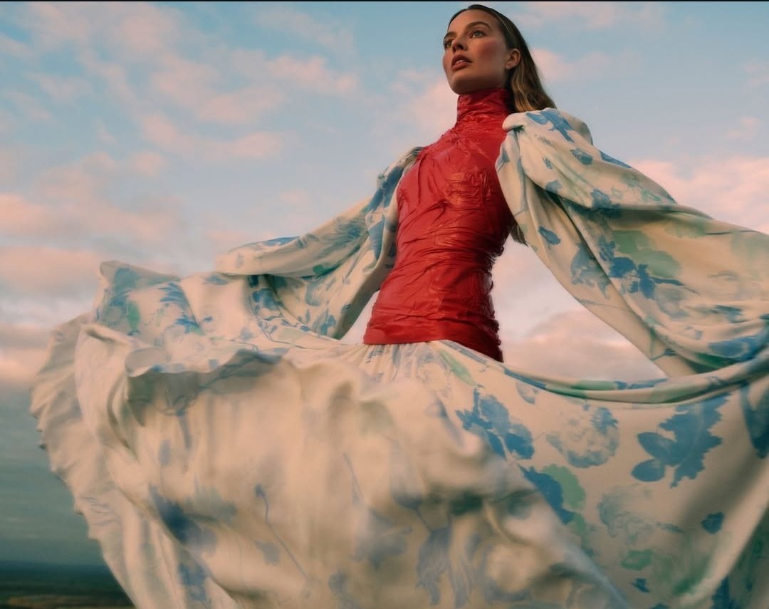 LaModeUnknown's tweet photo. Absolutely GORGEOUS ✨️Margot Robbie✨️ in a Simone Rocha, Vaquera, Schiaparelli and Maison Margiela for the cover story of Vogue British, in the lens of Mikael Jansson.🪡 https://t.co/YlsqMBJrt6