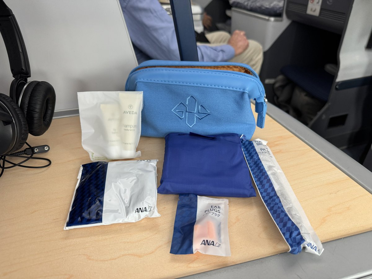 ANAのビジネスクラスで貰ったポーチ。 左は成田→パース、右はシドニー