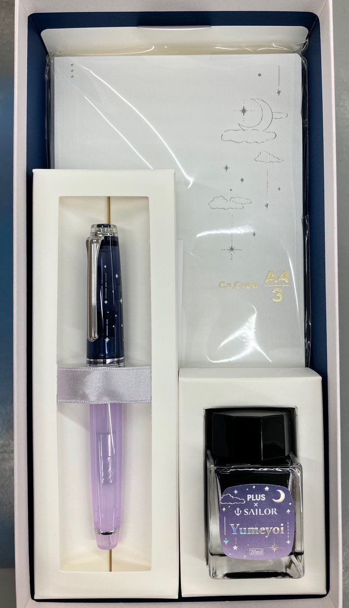事務キチ座間店です！

PLUS × セーラー万年筆
夢宵💫

夜空モチーフの万年筆に、同テーマのボトルインク
さらに星空柄のCa.Creaノートが付いた特別なセット

淡いラベンダーと夜空ネイビーの組み合わせが
“夢の続き”みたいに美しい💜✨
ぜひ店頭でご覧ください！

#事務キチ #座間市 #セーラー万年筆