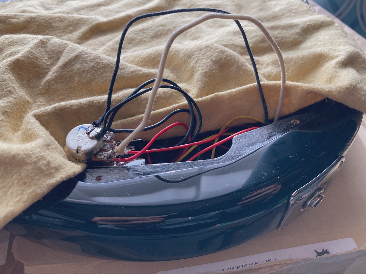 今月はベースレッスンの代行を頼まれたり、本体の修理を頼まれたりとベースと戯れる時間が長い。修理は無事に完了！ジャック周りの断線で音が出なくなってたのでハンダ付け直しついでに線材も元よりいいやつに交換した。YAMAHAのベースは弾きやすいし出音も安定感あってよいな〜👍