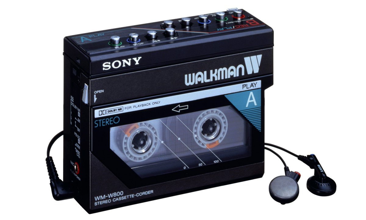 1985年3月1日、『WM-W800』が発売されました。表（A側）が再生デッキ