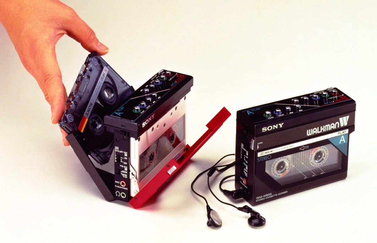 1985年3月1日、『WM-W800』が発売されました。表（A側）が再生デッキ