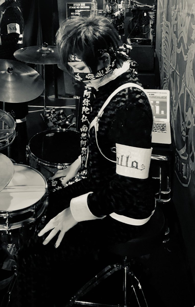 昨日で
大阪、名古屋、東京と演ってきた単独公演シリーズ
完遂でした。
ファイナルもまた皆んなに全身全霊で感謝です。

久しぶりに来たよ、という方々も居たでしょう
逆もあると思うけど聴きたい曲が聴けたとかね。
まぁ喜んで楽しんでくれてたら幸い！

悔しい部分が多いけど