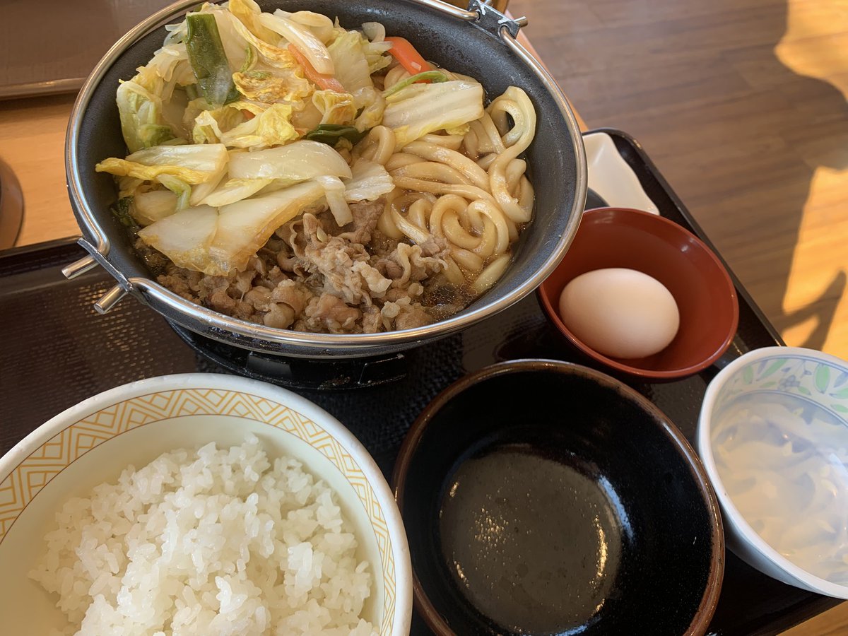 ReitoFunFab's tweet photo. 【#FUNCH】
寒さに負けぬよう
#すき家　牛すき鍋定食🐂🥚 https://t.co/BvKHAEZvL6