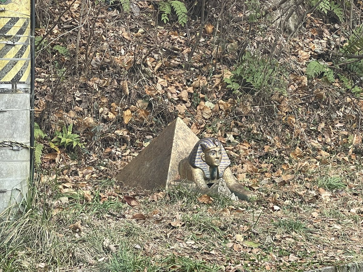 日本にも #ピラミッド と #スフィンクス があった。
いや、これは  #ピランクス？ #スフィミッド？

There are #pyramids and #sphinxes in Japan.
#Pyranxes ?  #Sphimids ?