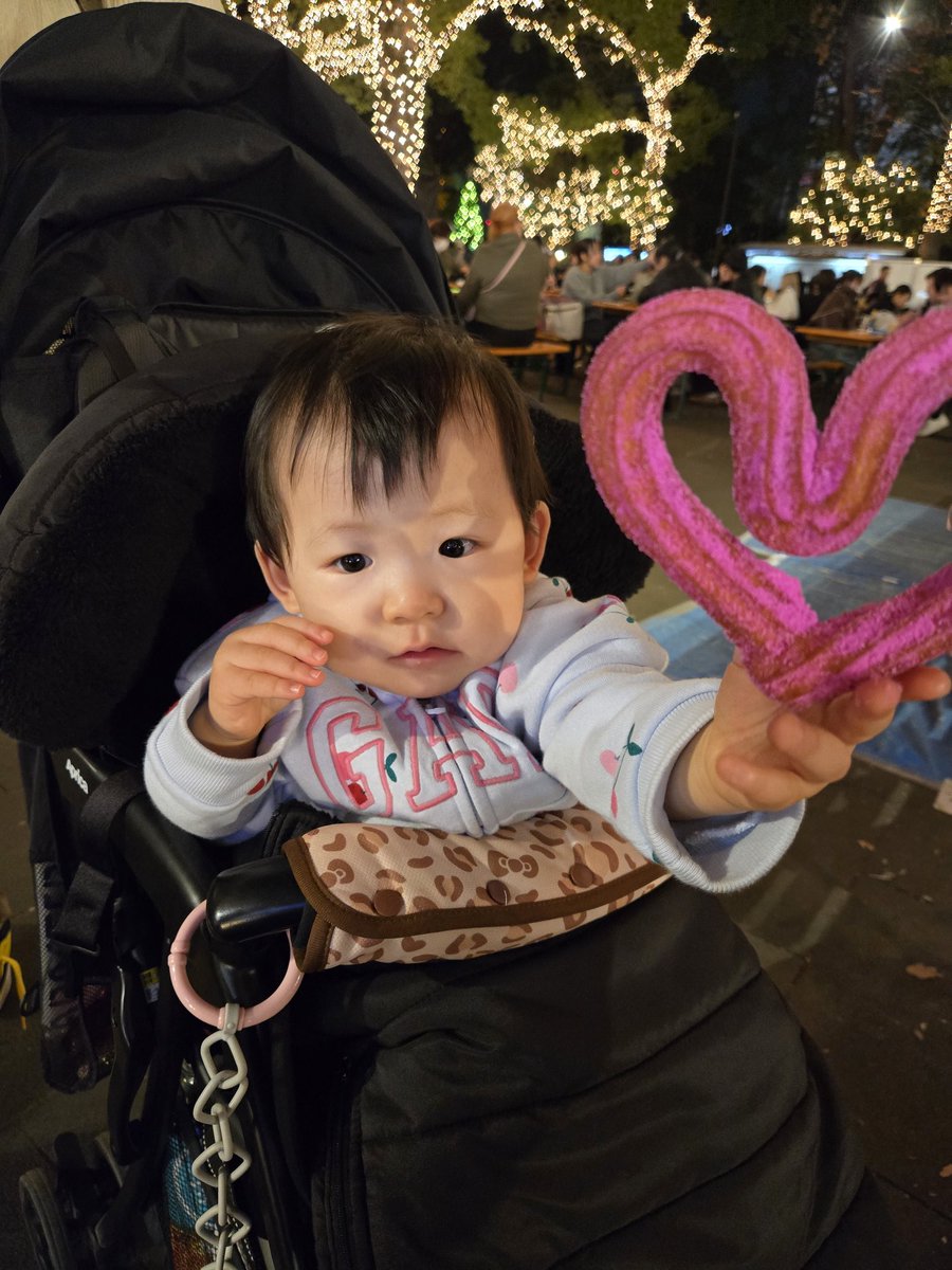 emi_Dart's tweet photo. 上野公園のクリスマスマーケット
イルミネーションきれいだった。 https://t.co/ihs6baJuYN