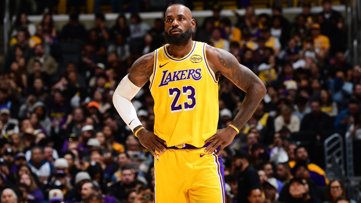 hoopsview's tweet image. Only TWO current NBA players were active the last time LeBron James failed to score at least 10 points in a regular-season game: 

Kyle Lowry and Chris Paul 🤯