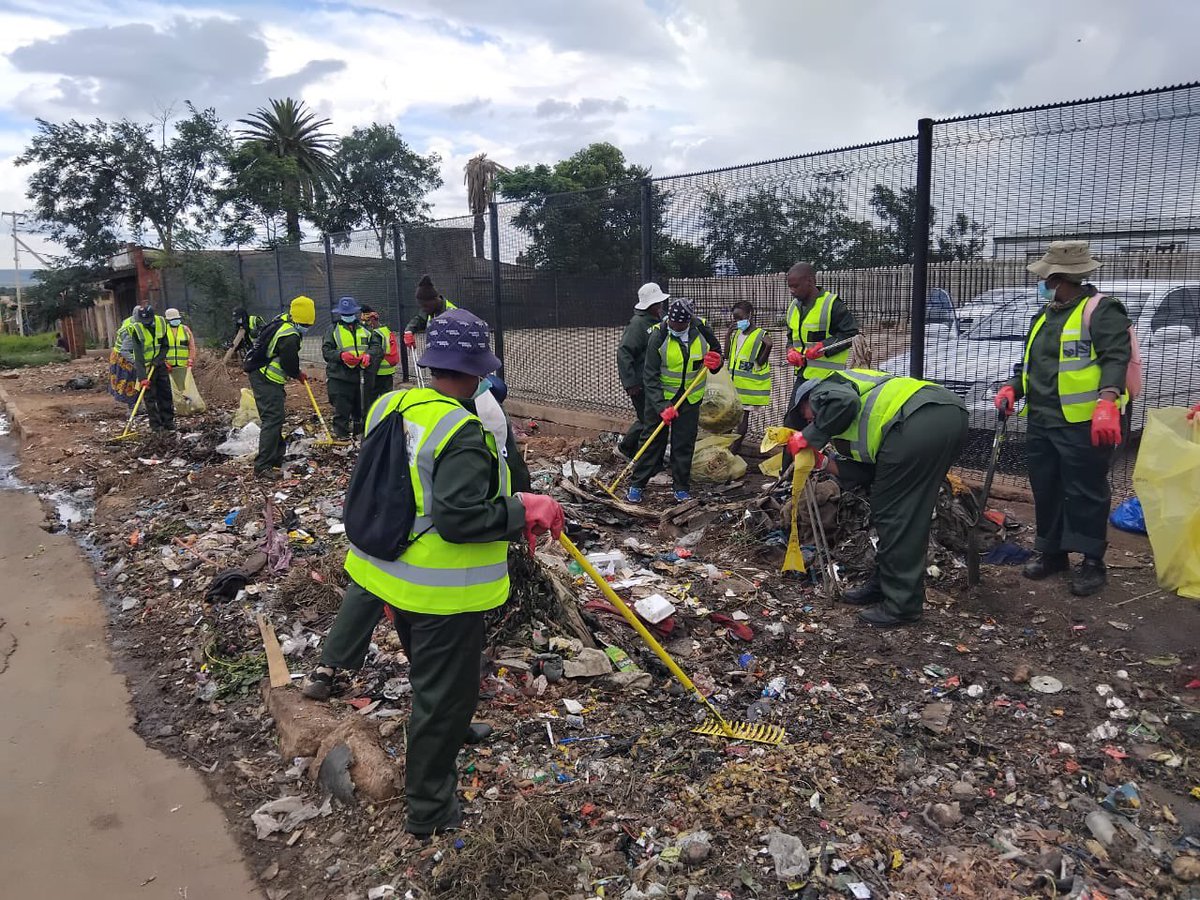 Happy ending 💚

With our intervention, the dumping site in from of the Kliptown Magistrate Court is no more. 

#CleanSouthAfrica #ChangingMindSets #ChangingHabits