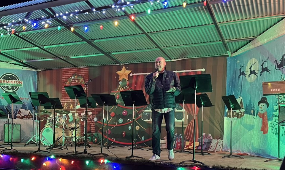 RepGregSmith's tweet image. Kicking off the Christmas season in Hermiston….what a crowd!  We even saw Santa.  So appreciate the kind invitation to help ring in the season.