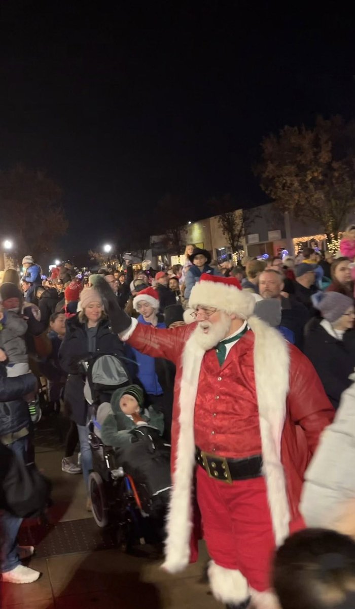 RepGregSmith's tweet image. Kicking off the Christmas season in Hermiston….what a crowd!  We even saw Santa.  So appreciate the kind invitation to help ring in the season.