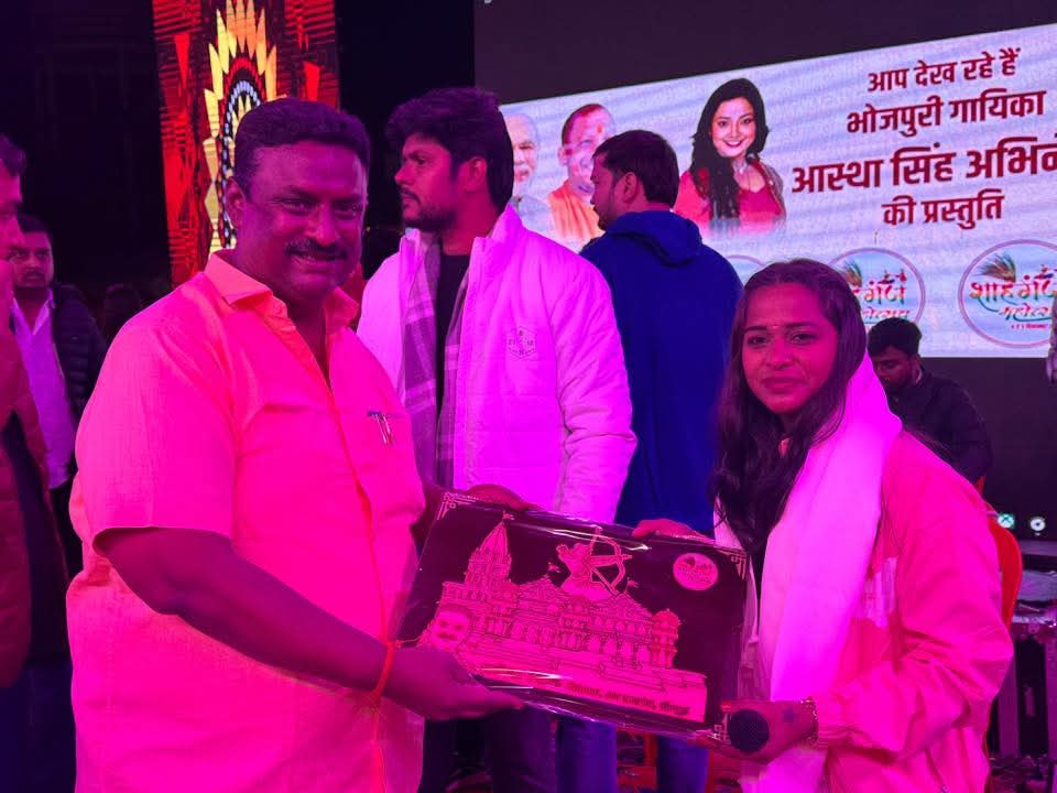 ramesh4shahganj's tweet photo. रंजना निषाद जी सहित सम्मानित अतिथिगण उपस्थित रहे। कार्यक्रम में पधारे सभी अतिथियों का स्मृति चिन्ह एवं अंगवस्त्र पहनाकर हार्दिक स्वागत एवं अभिनंदन किया गया।

#Shahganjmahotsav #RameshSingh #Rameshsingh4Shahganj (4/4) https://t.co/C8WQlgcx7t