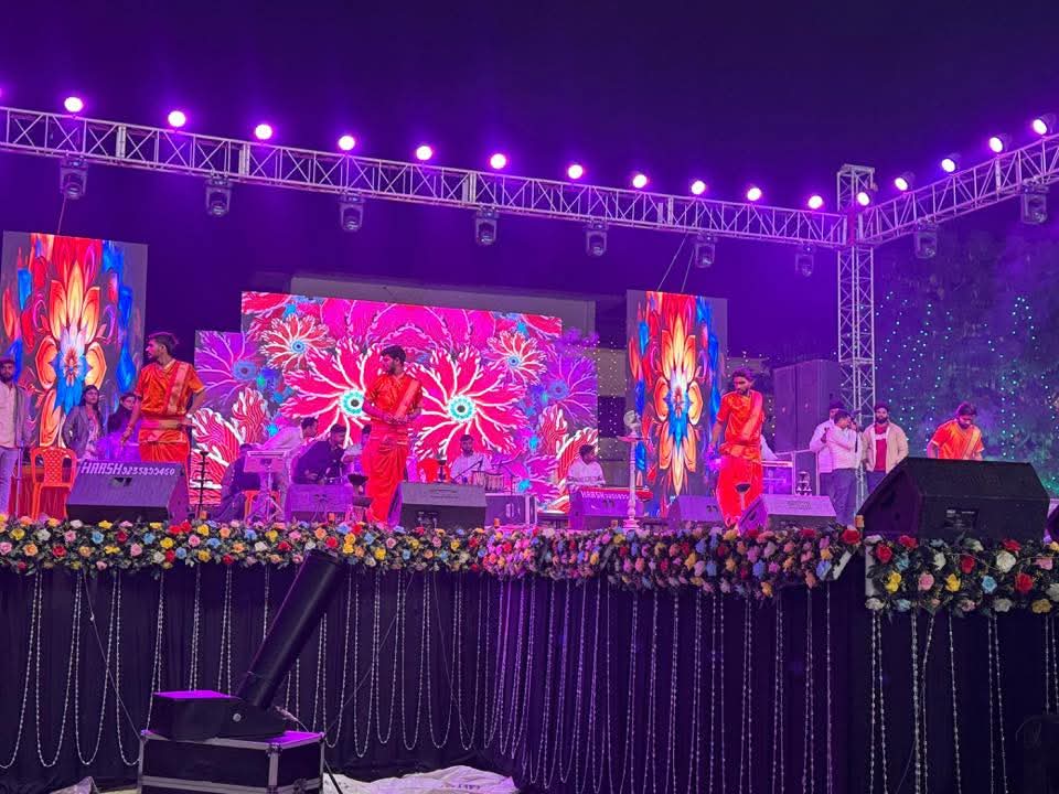 ramesh4shahganj's tweet photo. रंजना निषाद जी सहित सम्मानित अतिथिगण उपस्थित रहे। कार्यक्रम में पधारे सभी अतिथियों का स्मृति चिन्ह एवं अंगवस्त्र पहनाकर हार्दिक स्वागत एवं अभिनंदन किया गया।

#Shahganjmahotsav #RameshSingh #Rameshsingh4Shahganj (4/4) https://t.co/C8WQlgcx7t