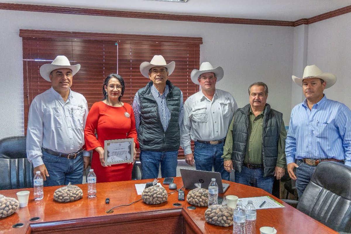 Al despedirse de la ⁦<a href="/UGRSon/">Unión Ganadera Regional de Sonora.</a>⁩, la creadora del Centro de Capacitación Ganadera de esa organización, <a href="/CarmenPalacio05/">Carmen Palacios</a>⁩, recibió el reconocimiento de los directivos encabezados por ⁦<a href="/juanochoava/">Juan C. Ochoa Valenzuela</a>⁩…  Carmen deja un extraordinario legado a los rancheros sonorenses.
