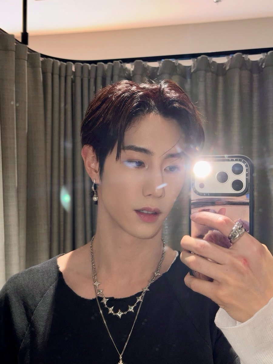 cholymarkk's tweet photo. คุณพ่อกับเคสโทรศัพท์รูปลูกของเขา หล่อชิบหายเสียดายมีลูกแล้ว 😭 https://t.co/VkBFwIjaQQ