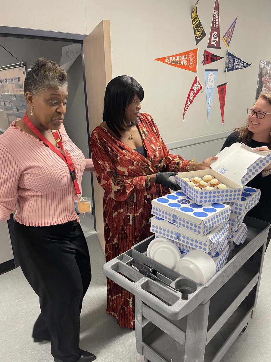 CounselingSlms's tweet photo. Thank you @nothingbundt cakes!!!!
As always, it was DELICIOUS!!! https://t.co/zVqbEER4ey