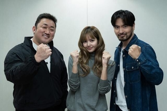 Kstyle_news's tweet photo. BLACKPINK リサ、映画デビュー決定！
「タイラー・レイク」スピンオフ作品に出演

Netflix「タイゴ」でマ・ドンソク＆イ・ジヌクと豪華共演👏
https://t.co/XKgnhWN6M2

#リサ #BLACKPINK #マドンソク #イジヌク #タイゴ #TYGO https://t.co/GL5xEQeTYo