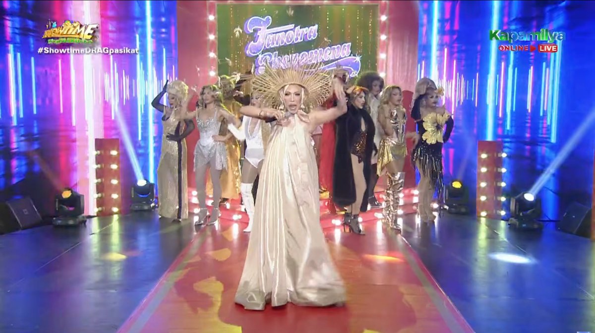 KapamilyaTFC's tweet photo. #1ts6iving DRAGPASIKAT on #ItsShowtime! 👑💖
@itsshowtimena
#Happy16thAnniversaryShowtime #ShowtimeDRAGpasikat #ViceGanda #PreciousPaulaNicole #ViñasDeluxe #EvaLeQueen #ArizonaBrandy #PopstarBench #Turing #MintyFresh #Matilduh #AngelGalang #HanaBeshie #Shewarma #Khianna #FemmeMNL https://t.co/Ox4j2wtn0E